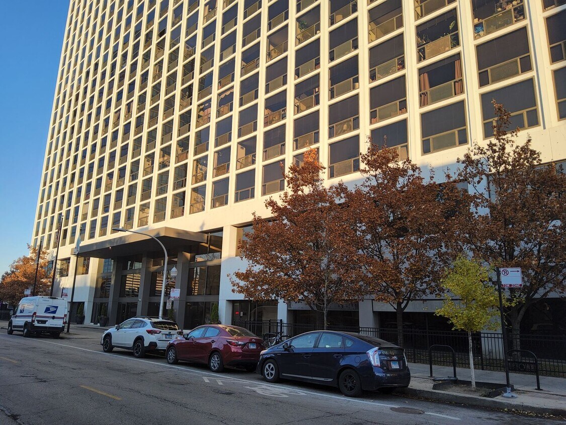 Primary Photo - 4343 N CLARENDON Ave