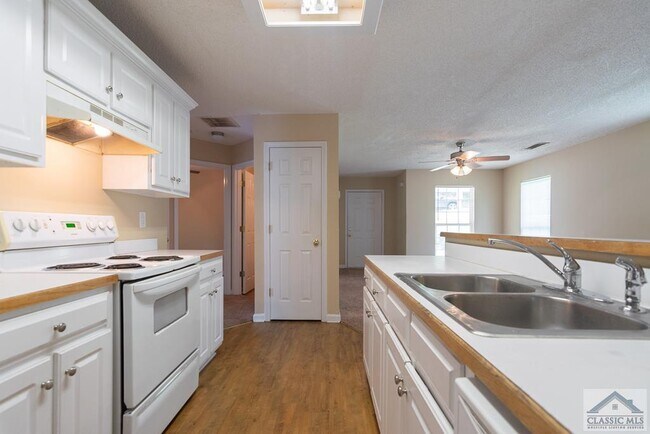 Building Photo - 225 Conrad Dr