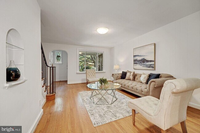 Foto del edificio - 2416 Tunlaw Rd NW