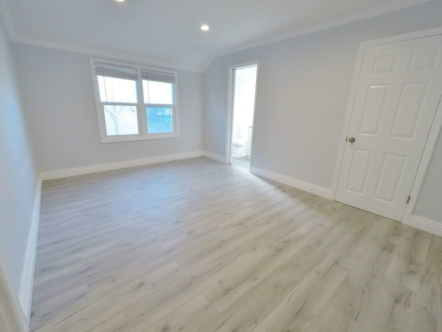 Foto principal - 1 Month Free! Remodeled & Sunny Studio wit...