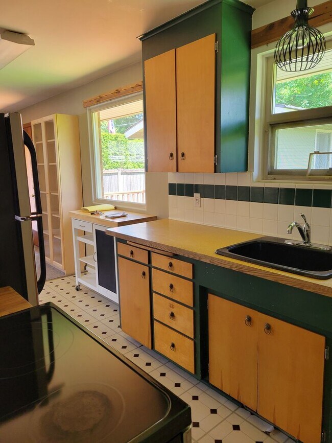 Building Photo - APPLICATION NOW PENDING! Rambler with AC i...