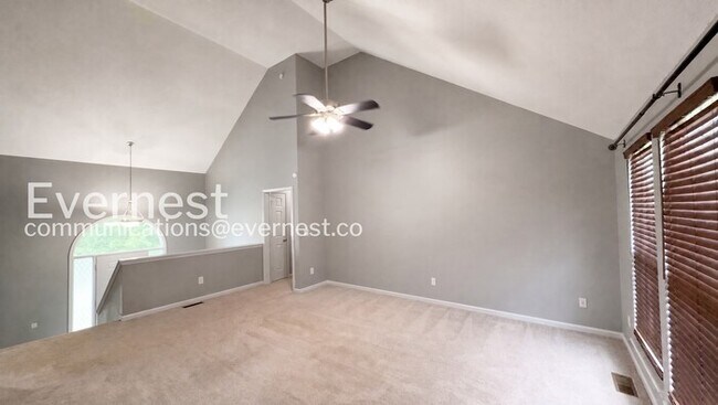 Foto del edificio - 5 Bed, 3 Bath Home with Fenced Yard & Garage / Pet-Friendly / Available Now!