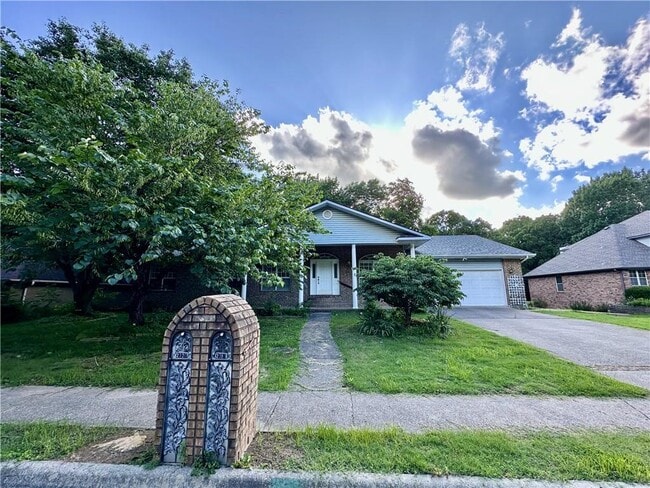 Building Photo - 2319 N Aspen Dr