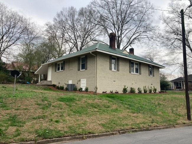 Building Photo - Updated 3/2 House in Celanese- $1,595