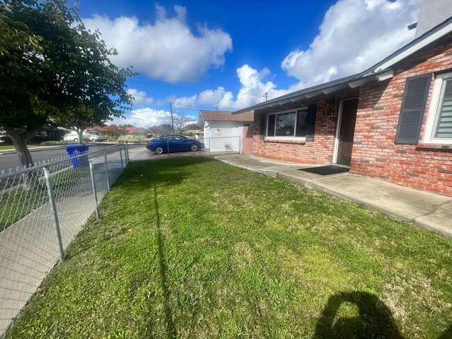 Foto del edificio - 4BR/3BA HOME w/ 2-CAR GARAGE, fenced in ya...