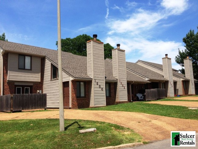 Building Photo - Seclusion and Convenience