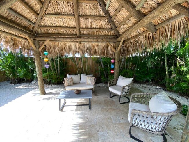 tiki hut - 401 SE 3rd Ter