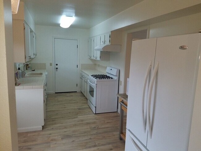 Foto del edificio - For Rent – Spacious 4 Bedroom Home with Fi...