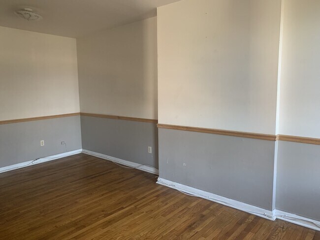Building Photo - 557 Bramhall Ave