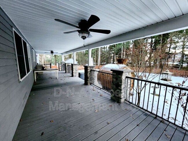 Foto del edificio - 239 Rock Ridge Rd