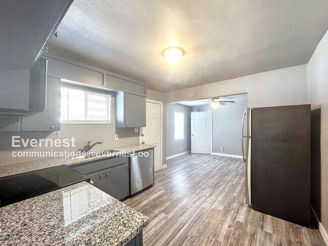 Foto del edificio - Lovely 3-Bedroom Home with Modern comforts...