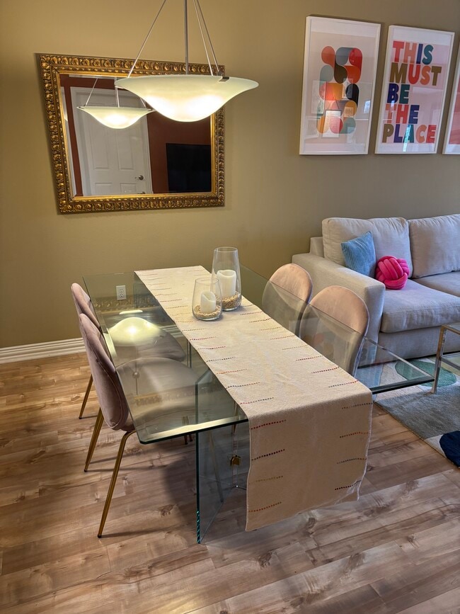 Comedor - 2700 E Cherry Creek South Dr