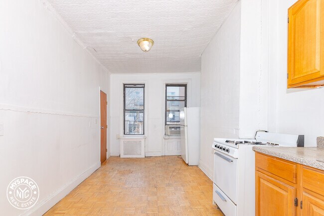 Building Photo - 552 Grand St