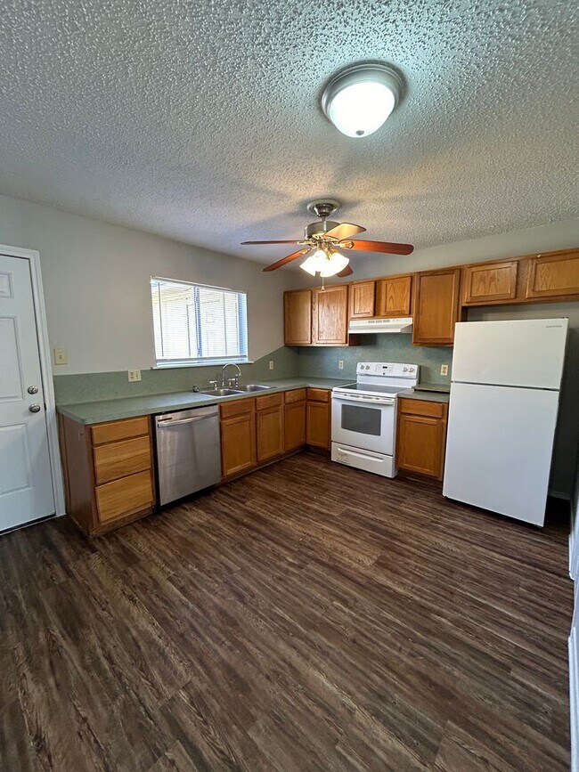 Building Photo - 118 Pinebrook Pl