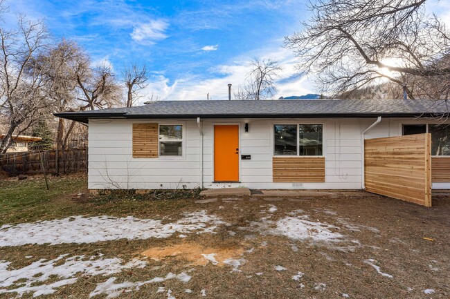 Building Photo - PRE-LEASE! Updated 2bed/1bath in Duplex ne...