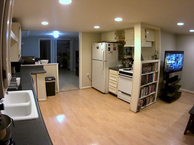 Building Photo - 2819 White Oak Dr