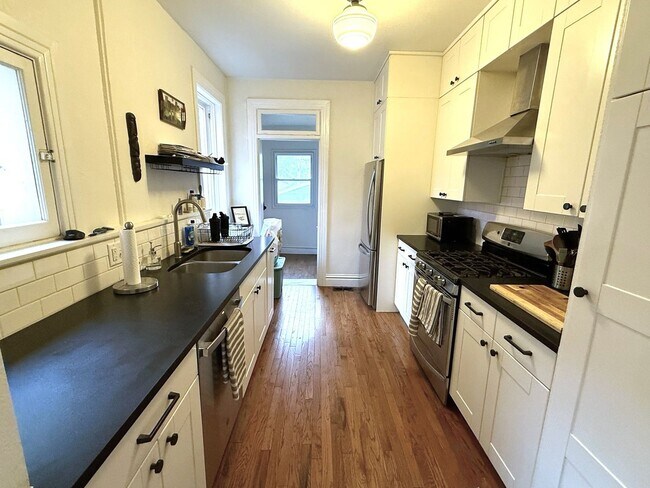 Foto del edificio - Remodeled 2 Bed / 2 Bath ½ Townhome | Private Rooftop Patio + Detached Garage |  Available Early ...