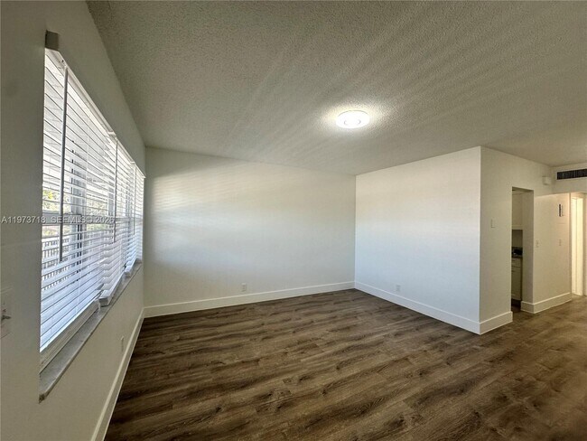 Foto del edificio - 2300 Madison St