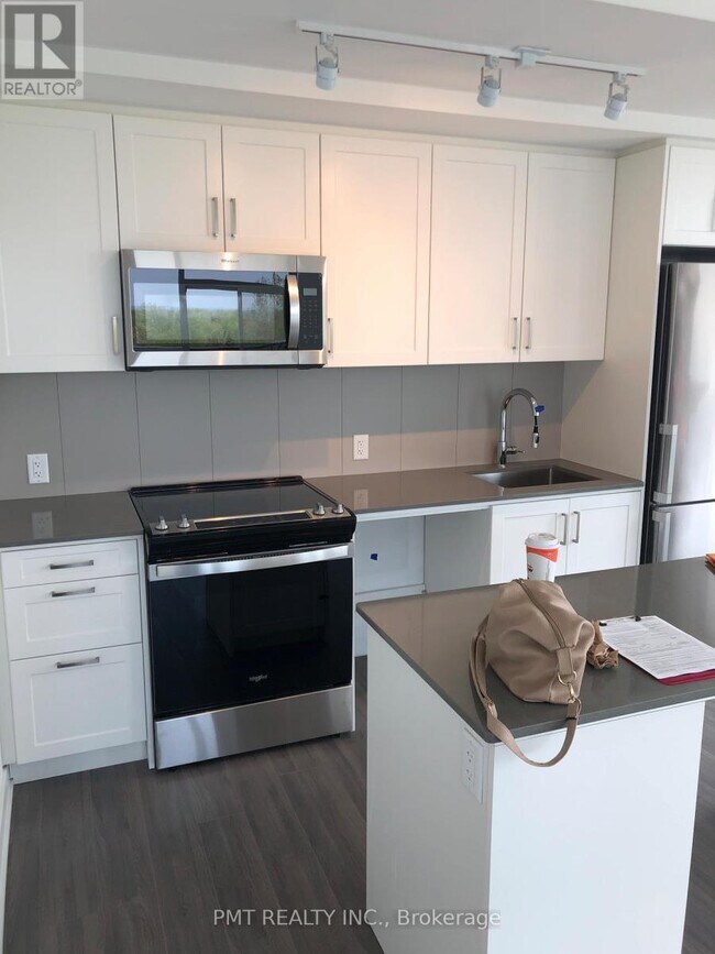 Building Photo - 681 Yonge St