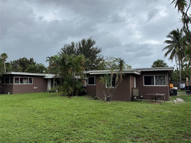 Building Photo - 911 SW 15th Ter