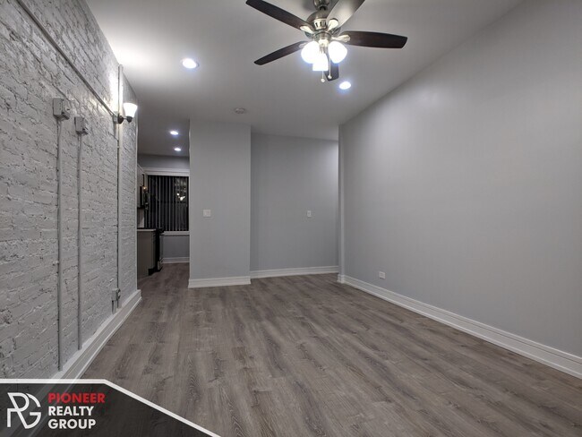 Foto del edificio - 7622 N Eastlake Ter