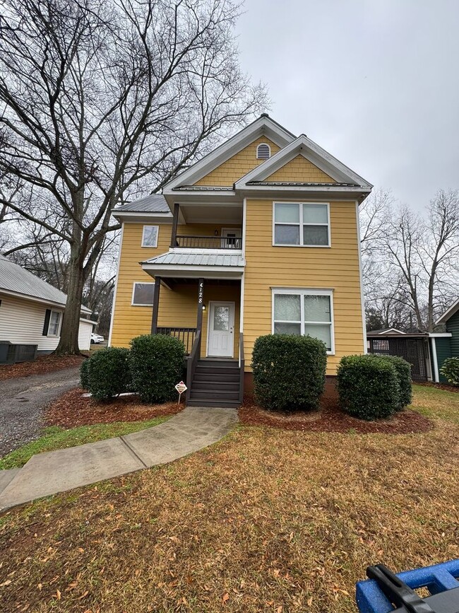 Photo - 4 Bedroom Downtown Beauty! House