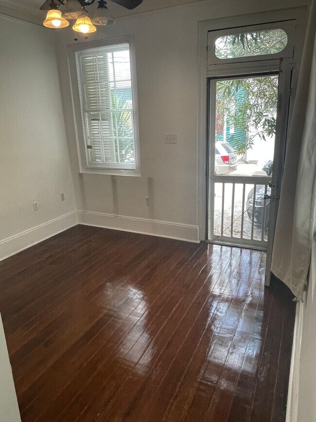 Foto del edificio - Single Family Home right off Magazine Street!
