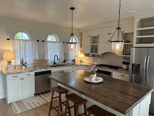 Building Photo - 151 850 W