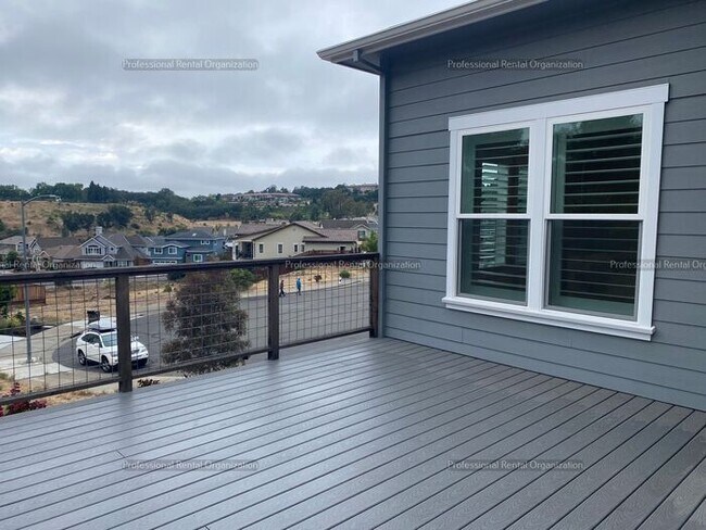 Building Photo - Exquisite 4-Bedroom Luxury Retreat in Foun...