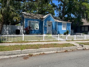 Building Photo - 821 Newton Ave S