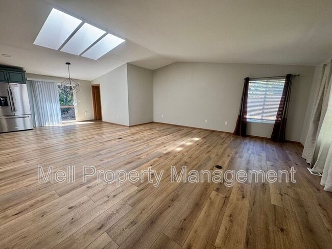 Building Photo - 321 E Vine Maple Ln