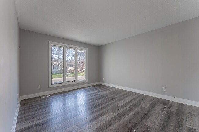 Photo du bâtiment - 3 Bedroom Main Floor Unit– All Utilities & Parking Included – $2,399/month