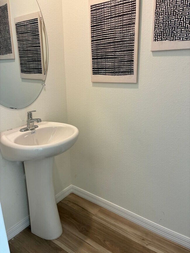 Foto del edificio - 3 bedroom, 2.5 bath Townhome