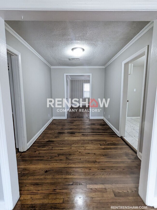 Building Photo - 1061 Walthal - Move in Ready