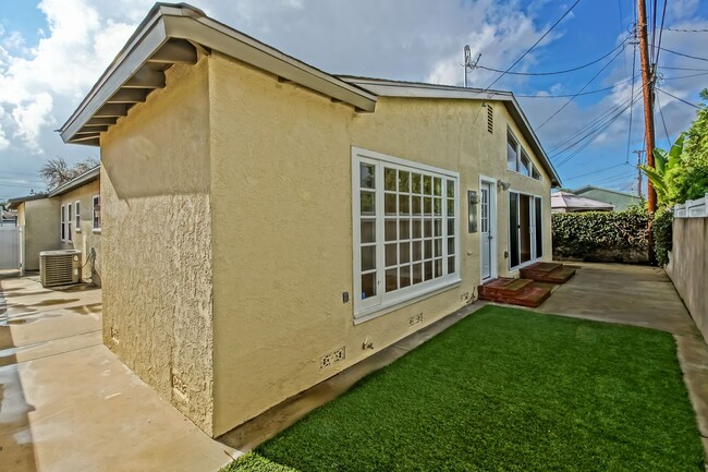 Building Photo - NEWLY REMODELED, BRIGHT & AIRY HOLLYGLEN HOME W/ REAR YARD/PATIO, 2 LIVING AREAS & BRAND NEW KITC...