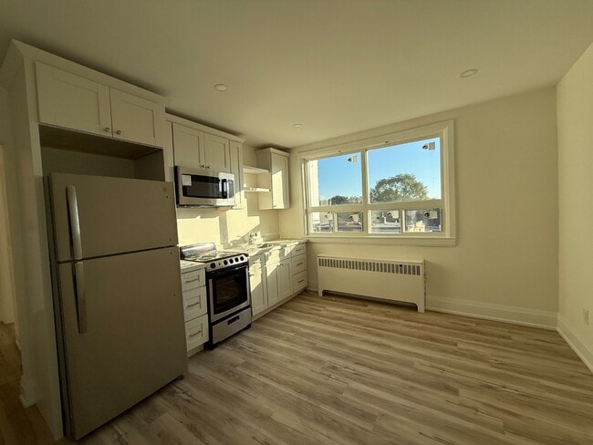 Building Photo - 611 Concession St