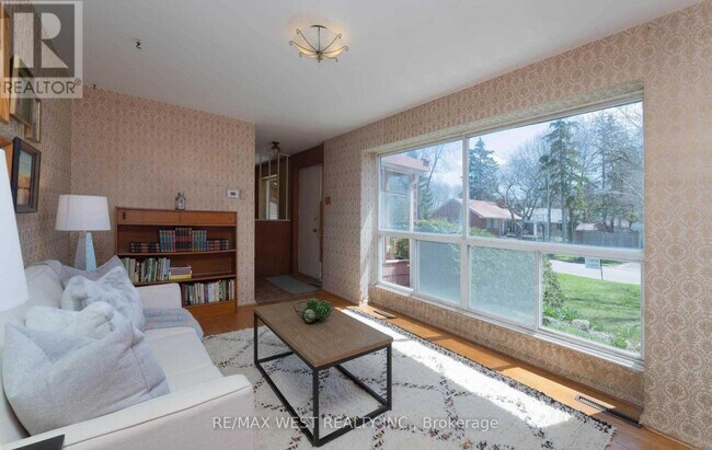 Photo du bâtiment - 32 Broadleaf Rd