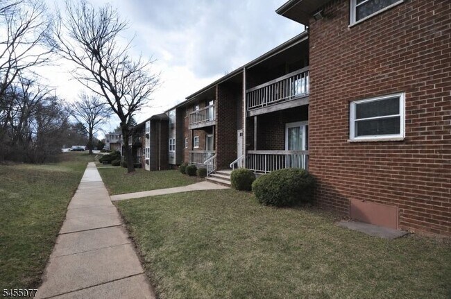 Building Photo - 18 Deanna Dr