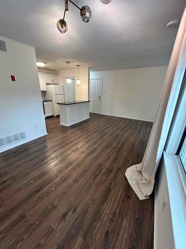 Building Photo - 608 Diamond Dr