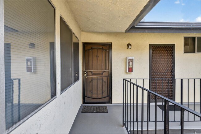 Foto del edificio - Gorgeous 2 Bedroom inside Gated Community! Close to Beach