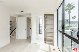 Foto del edificio - 105 S Doheny Dr