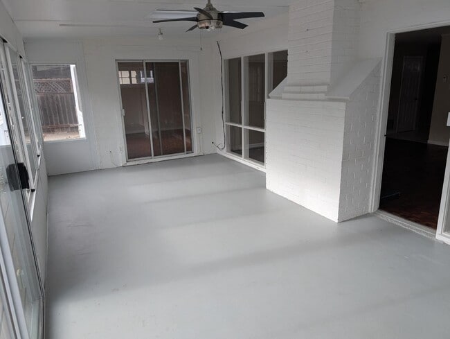 Building Photo - 709 Pepper Dr