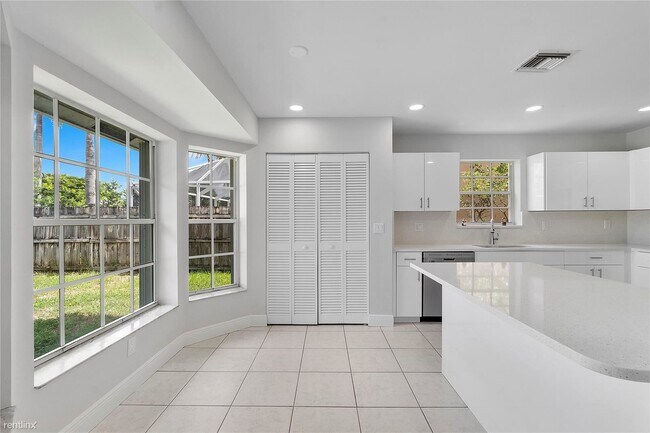 Foto del edificio - 4 br, 2.5 bath House - 7121 NW 32nd St