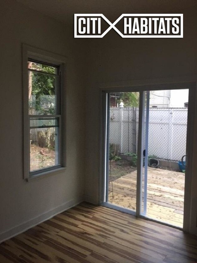 Foto principal - 1104 Manhattan Ave