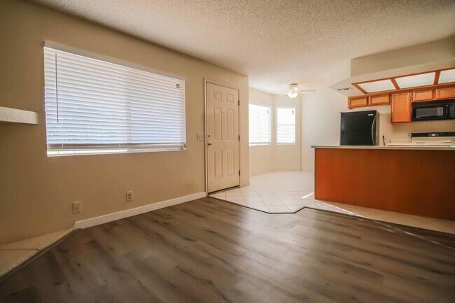 Building Photo - CUTE 2 BEDROOM CONDO !!