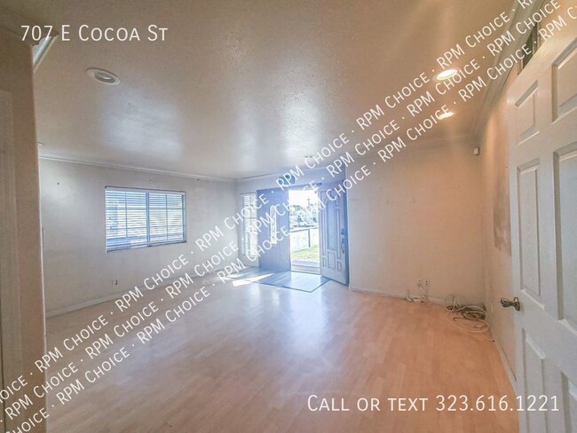 Building Photo - Spectacular 3bd+bonus/3ba 2050 sqft with c...