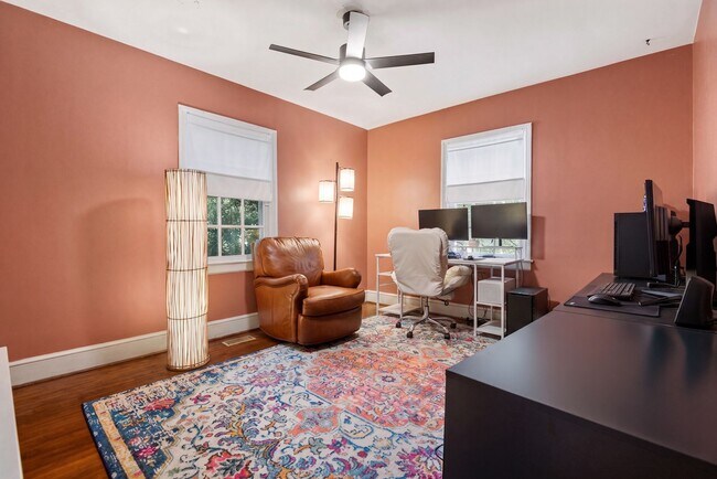 Foto del edificio - Charming Bungalow in Sunset Hills Neighborhood