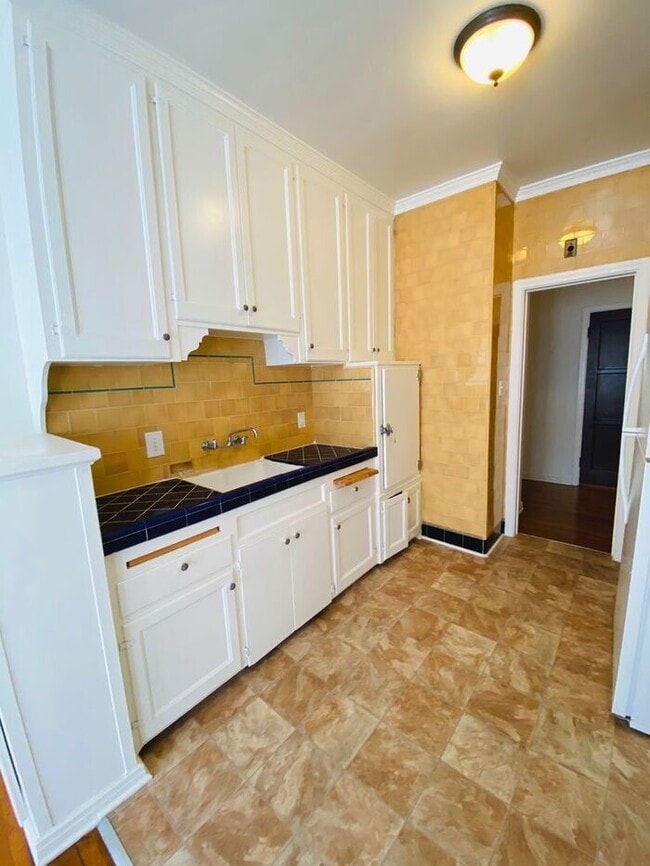 Building Photo - HUGE Miracle Mile Apt with Original Charm
