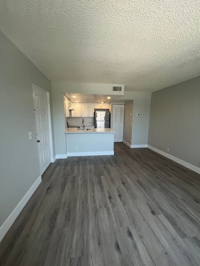 Building Photo - ONE BEDROOM ONE BATHROOM ! WITH W/D!!