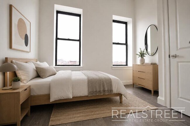 Building Photo - Super Bright 2 BED in Bed Stuy!